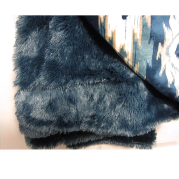 New Thro Studio Decorative Teal Blue Blanket throw - Picture 6 of 11